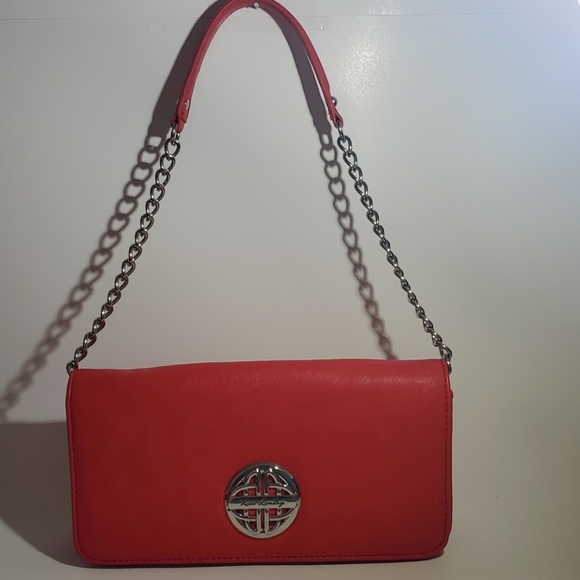 Kate Landry - Picture 1 of 4